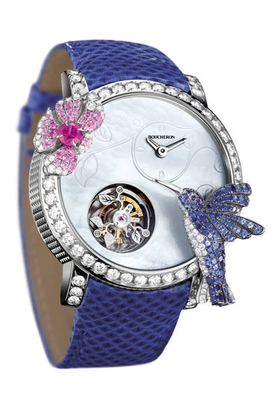 ハイビスカスの蜜を集める、幸運のモチーフであるハチドリがあしらわれた、フライング・トゥールビヨン。時計の機構のなかでももっとも複雑とされる名高いコンプリケーションだ。<br /><br /><strong>トゥールビヨン ハイビスカス</strong><br />2971万5000円<br />手巻き式フライング・トゥールビヨン、WG×ダイヤモンド×ブルー＆ピンクサファイア×マザーオブパール、2012年8月以降発売予定<br /><br />ブシュロン カスタマーサービス<br />Tel. 03-5537-2203