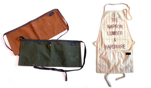 <strong>Napron｜ナプロン</strong>　左／前掛けタイプのエプロン。ポケット補強のためのリベットがアクセントになっているCAMVAS WAIST APRON 各4725円、右／特殊な手法でサビがついたような汚し加工（エイジング）もほどこされている。STRIPE SAIFU HALF WORK APRON 各5775円