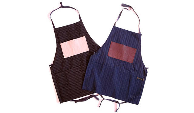 <strong>Napron｜ナプロン</strong>　胸もとの大きな牛革のツールポケットが特徴のビブエプロン。ANTIQUE STRIPE BIB APRON 各6825円