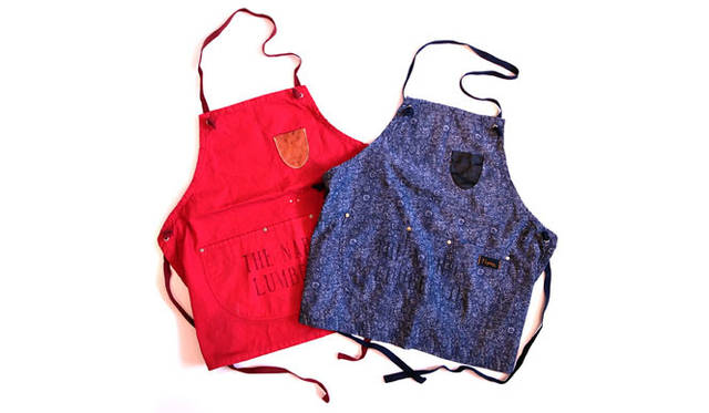 <strong>Napron｜ナプロン</strong>　短めのシルエットの小ぶりなエプロン。WORKERS BIB APRON 各6825円