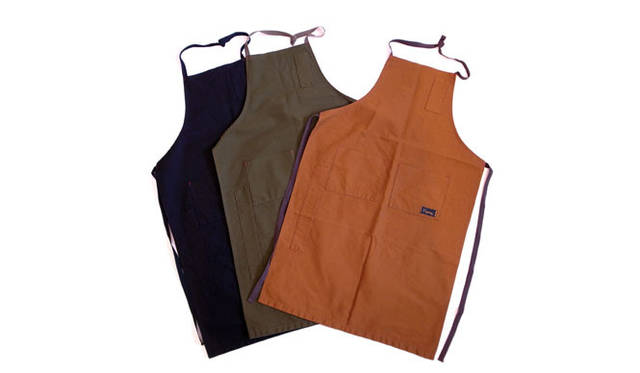 <strong>Napron｜ナプロン</strong>　丈夫なワントーンのキャンバス地の膝丈フルエプロン。4POCKET CAMVAS FULL APRON 各5250円