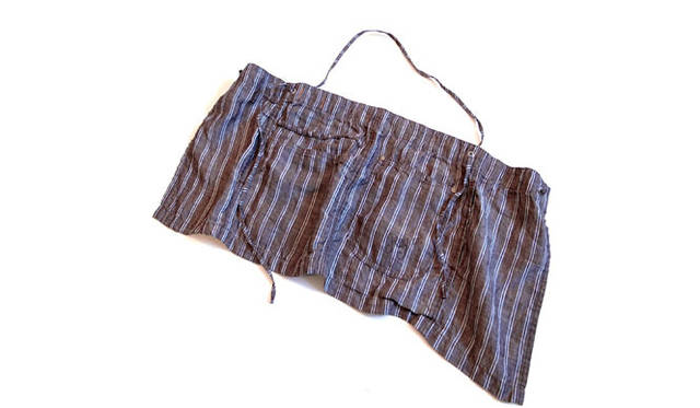 <strong>Napron｜ナプロン</strong>　上質な麻のストライプ地を使用したギャルソンタイプエプロン。STRIPE HALF APRON 各7350円