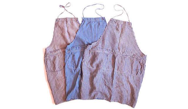 <strong>Napron｜ナプロン</strong>　ハンティングジャケットに用いられる大口のポケットをエプロンに配置。STRIPE FULL APRON 各9450円