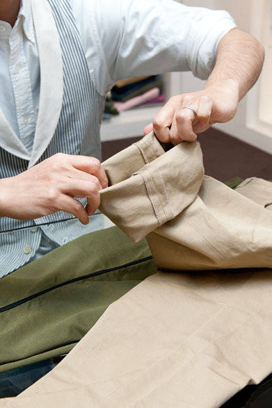 <strong>ESTNATION｜エストネーション</strong>　側章入りクロップドパンツ各2万4150円（エストネーション）