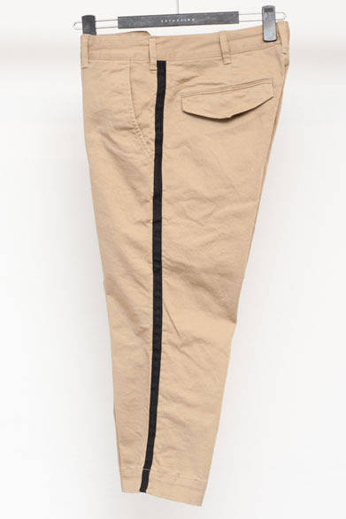 <strong>ESTNATION｜エストネーション</strong>　側章入りクロップドパンツ2万4150円（エストネーション）