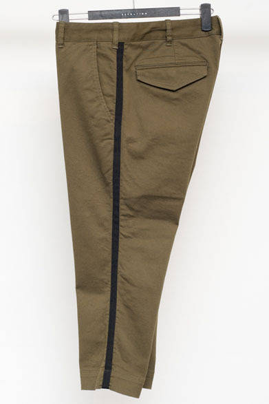 <strong>ESTNATION｜エストネーション</strong>　側章入りクロップドパンツ2万4150円（エストネーション）