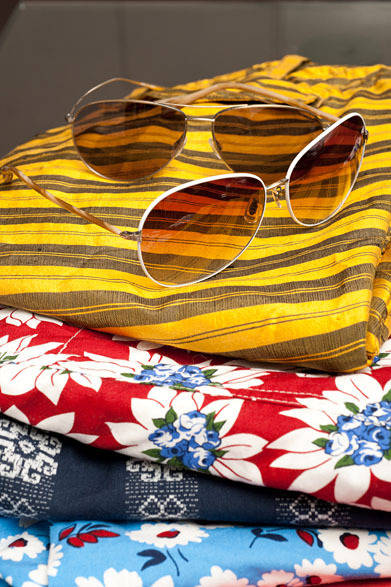 <strong>ESTNATION｜エストネーション</strong>　サングラス（白フレーム）2万9400円、サングラス（ゴールドフレーム）2万8350円（ともにオリバーピープルズ × エストネーション／エストネーション）