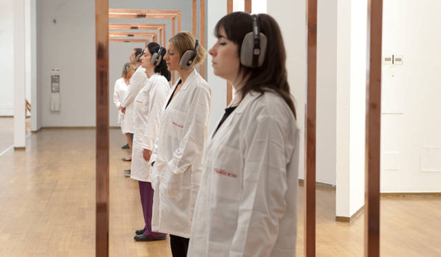 <strong>FURLA｜フルラ</strong>　世界的に著名なアーティスト、マリーナ・アブラモヴィッチがミラノの現代美術館（PAC）で開催するエキシビション「The Abramovic Method」でのパフォーマンス