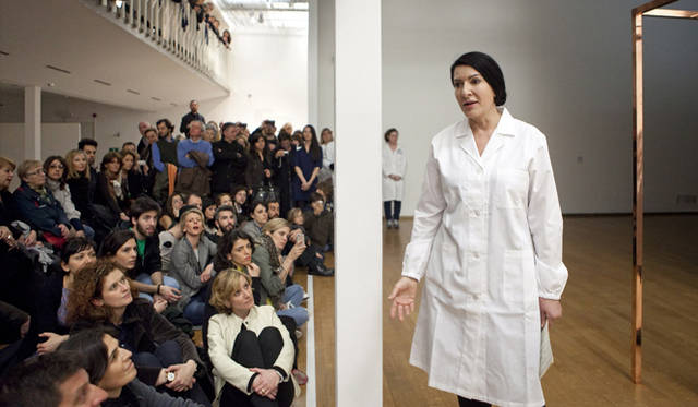 <strong>FURLA｜フルラ</strong>　エキシビションは、クオーツやアメジスト、トルマリンなどの鉱物がはめ込まれたインスタレーションを使用。体験型の内容