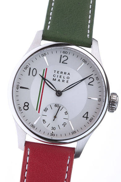 <strong>阪急MEN’S TOKYO｜5月 “ユーロ プレッピー スポーツ”</strong>　トリコローレ（レザーベルト/ケース径44mm/手巻/サファイアガラス/ケース 316Lステンレススチール/防水5気圧）13万2300円（テッラ・チェロ・マーレ）