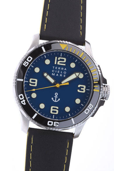 <strong>阪急MEN’S TOKYO｜5月 “ユーロ プレッピー スポーツ”</strong>　デルフィーノ ブルー（黒ベルト/ケース径47mm/自動巻/ケース 316Lステンレススチール/防止20気圧）11万6550円（テッラ・チェロ・マーレ）