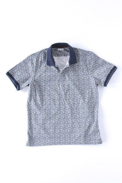 <strong>阪急MEN’S TOKYO｜5月 “ユーロ プレッピー スポーツ”</strong>　英国発祥のリバティプリントならではの、気品漂う一枚。ペッパープリントポロ1万4700円（マッキントッシュ フィロソフィー）