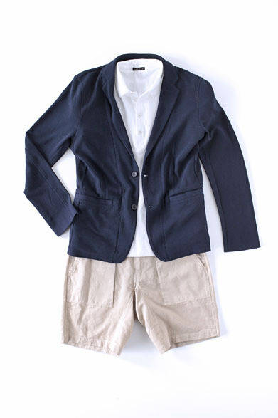 <strong>阪急MEN’S TOKYO｜5月 “ユーロ プレッピー スポーツ”</strong>　ジャケット3万3600円、ポロシャツ1万4700円、ショートパンツ1万8900円（すべてセオリー）