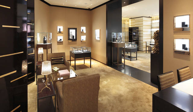 <strong>CHANEL｜シャネル</strong>　プライベートな雰囲気が漂うサロンは、ハンドメイドのシャンデリア、カメリアの花のトルソーなどが空間を優雅に演出。