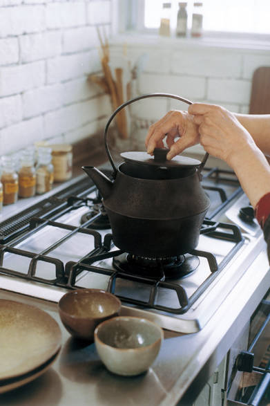 <strong>EVENT｜家族の絆を映しだす、「イエ・ラブ・ゾク」のモノプロジェクト</strong>　認定プロダクト「ケトルと器のセット」（デザイナー、メーカー：ヨーガン レール）