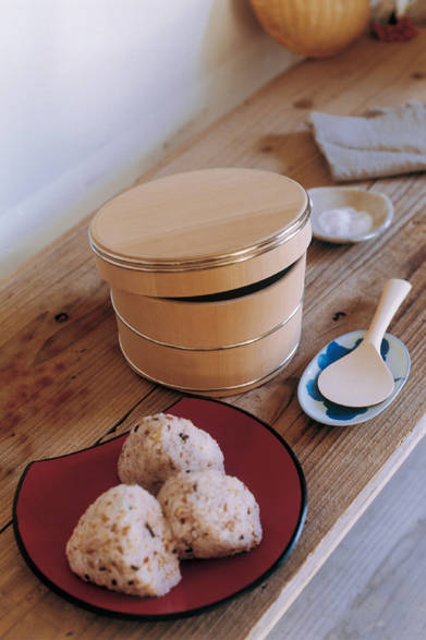 <strong>EVENT｜家族の絆を映しだす、「イエ・ラブ・ゾク」のモノプロジェクト</strong>　認定プロダクト「おひつとしゃもじ」（メーカー：中川木工芸比良工房）