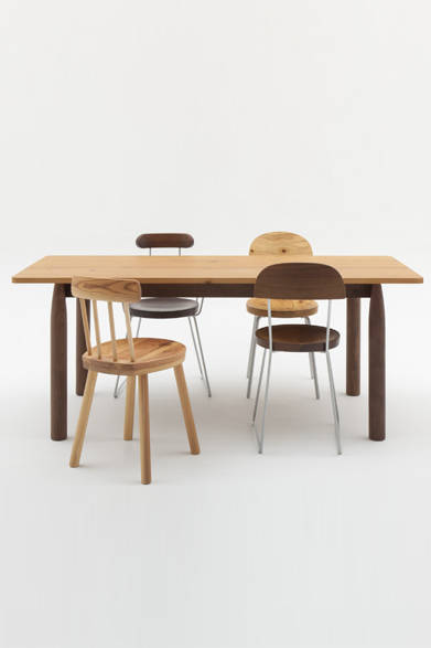 <strong>EVENT｜家族の絆を映しだす、「イエ・ラブ・ゾク」のモノプロジェクト</strong>　オリジナルプロダクト「イエ・ラブ・ゾクDINING TABLE」（デザイナー：エンツォ・マーリ、メーカー：飛騨産業）