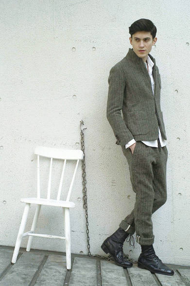 <strong>TEATRO 88｜テアトロ</strong>　2012-13秋冬コレクション　ジャケット5万400円、シャツ1万8900円、パンツ2万9400円