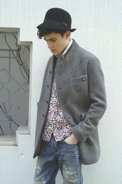 <strong>TEATRO 88｜テアトロ</strong>　2012-13秋冬コレクション　ジャケット5万9850円、シャツ2万5200円