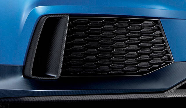 <strong>Audi RS Q3 Concept｜アウディ RS Q3コンセプト</strong>　広い開口部をもつバンパーとその下のフロントスポイラー。スポイラーの上半分はカーボンにブルーのクリアーコーティングが施されている。下半分がマット加工。