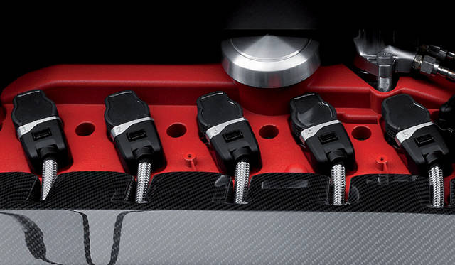 <strong>Audi RS Q3 Concept｜アウディ RS Q3コンセプト</strong>　レーシングカーを連想させる赤いシリンダーカバー