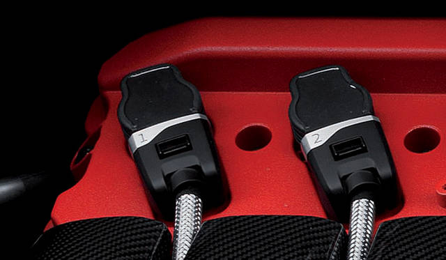 <strong>Audi RS Q3 Concept｜アウディ RS Q3コンセプト</strong>　プラグカバーにもレーシングカーよろしくシリンダーナンバーが刻まれる