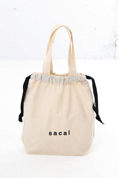 　期間限定カスタマイズサービス“Let’s Play Around”<br />カスタマイズアイテムに付いてくるｓａｃａｉのロゴ刺繍が入ったドローストリングバッグ