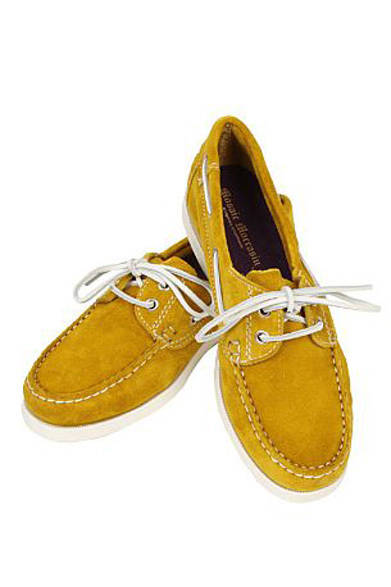 今までのコーディネイトに、何か小物をくわえて今年らしくしようとするなら、まず手に入れるべきはカラフル小物。オレンジ、ブルー、マゼンタピンク、イエロー、グリーン……ビタミンカラーのバッグやシューズが今季は数多くラインナップした。なかでも注目したいのは、ジオメトリックなデザインや、カラーブロッキングで遊んだもの。この春、まずは色鮮やかな小物でパワーチャージ！<br /><br />シンプルだけれども洗練されたデザイン。クラッチバッグにもなる。<br />バッグ [W32×H21×D3cm] 26万1450円<br /><br />ロジェ ヴィヴィエ／ロジェ ヴィヴィエ 阪急うめだ本店5F インターナショナルブティック<br />Tel. 06-6361-1381