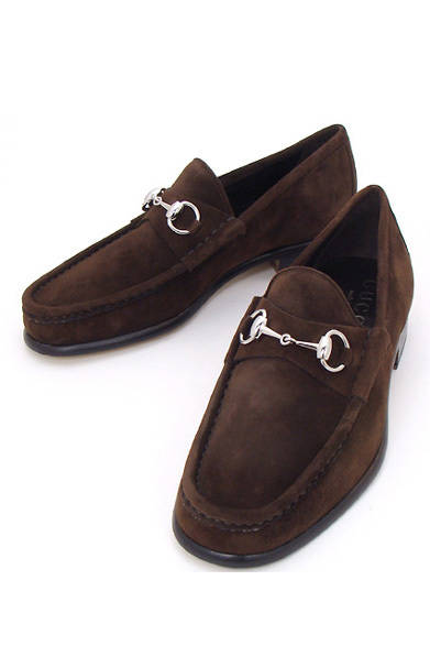 今までのコーディネイトに、何か小物をくわえて今年らしくしようとするなら、まず手に入れるべきはカラフル小物。オレンジ、ブルー、マゼンタピンク、イエロー、グリーン……ビタミンカラーのバッグやシューズが今季は数多くラインナップした。なかでも注目したいのは、ジオメトリックなデザインや、カラーブロッキングで遊んだもの。この春、まずは色鮮やかな小物でパワーチャージ！<br /><br />シンプルだけれども洗練されたデザイン。クラッチバッグにもなる。<br />バッグ [W32×H21×D3cm] 26万1450円<br /><br />ロジェ ヴィヴィエ／ロジェ ヴィヴィエ 阪急うめだ本店5F インターナショナルブティック<br />Tel. 06-6361-1381