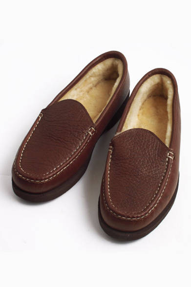 今までのコーディネイトに、何か小物をくわえて今年らしくしようとするなら、まず手に入れるべきはカラフル小物。オレンジ、ブルー、マゼンタピンク、イエロー、グリーン……ビタミンカラーのバッグやシューズが今季は数多くラインナップした。なかでも注目したいのは、ジオメトリックなデザインや、カラーブロッキングで遊んだもの。この春、まずは色鮮やかな小物でパワーチャージ！<br /><br />シンプルだけれども洗練されたデザイン。クラッチバッグにもなる。<br />バッグ [W32×H21×D3cm] 26万1450円<br /><br />ロジェ ヴィヴィエ／ロジェ ヴィヴィエ 阪急うめだ本店5F インターナショナルブティック<br />Tel. 06-6361-1381