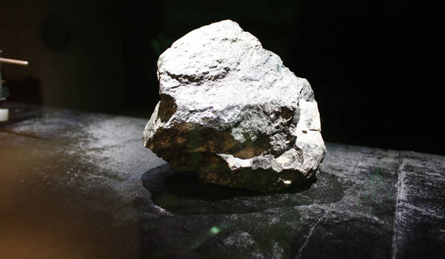 <strong>FOREVERMARK｜フォーエバーマーク</strong>　 フォーエバーマーク 本社に展示されるダイヤモンドの母岩「キンバーライト」