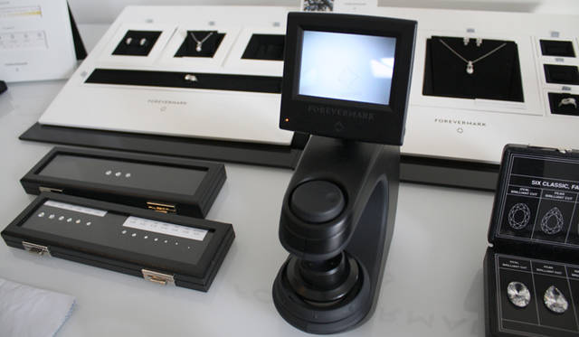 <strong>FOREVERMARK｜フォーエバーマーク</strong>　フォーエバーマークの印を見るための特殊なビューワー