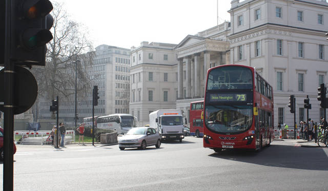 <strong>FOREVERMARK｜フォーエバーマーク</strong>　ロンドン市街を観光中のショット