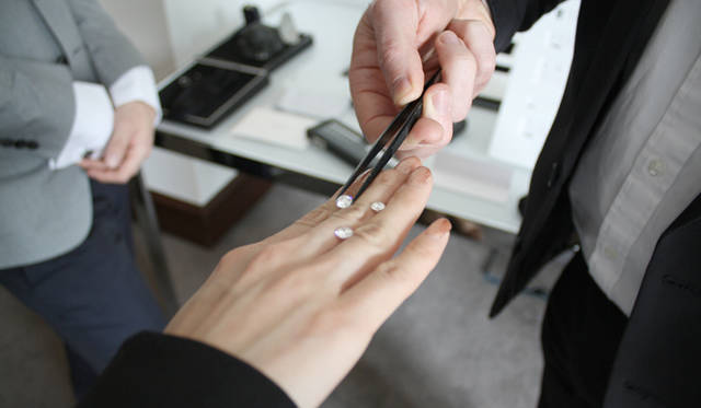 <strong>FOREVERMARK｜フォーエバーマーク</strong>　大粒のダイヤモンドが直接手の上に！