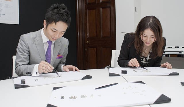 <strong>FOREVERMARK｜フォーエバーマーク</strong>　ルーペとピンセットを使い、原石を選別するようす