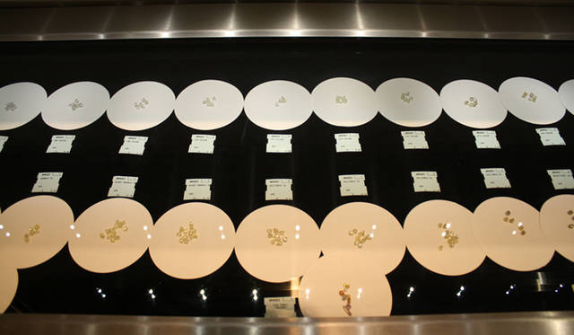 <strong>FOREVERMARK｜フォーエバーマーク</strong>　「ダイヤモンド インフォメーション オフィス」内の原石の展示コーナー