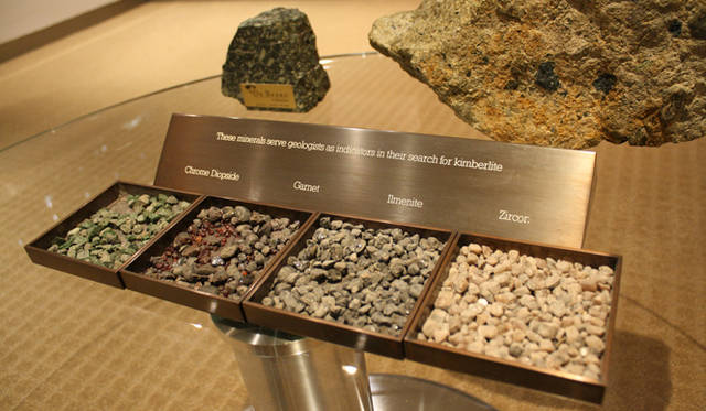 <strong>FOREVERMARK｜フォーエバーマーク</strong>　「ダイヤモンド インフォメーション オフィス」内に展示された鉱物展示。これらの鉱物が出れば、ダイヤモンドをふくむキンバーライトが近くにある可能性が高いという