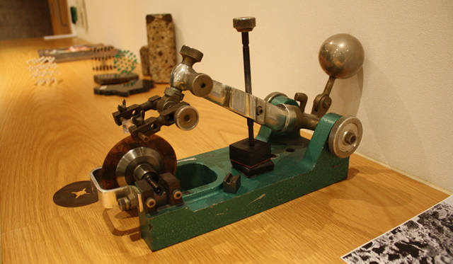 <strong>FOREVERMARK｜フォーエバーマーク</strong>　レーザーカットが開発されるまで使われていたカッティング用の機器