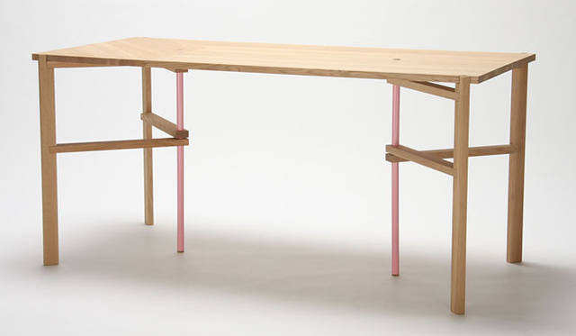 <strong>KARIMOKU NEW STANDARD｜カリモク ニュー スタンダード</strong>　2012 新作プロトタイプ 「A FRAME TABLE」（デザイン Tomas Alonso）