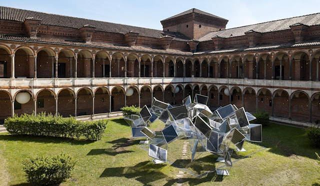 <strong>Panasonic｜パナソニック</strong>　ミラノサローネ2012「Photosynthesis - 光合成 -」　趣のあるレンガ造りの回廊に囲まれた中庭に、太陽光パネルと透明なポリカーボネートでできた大きなパビリオンが登場