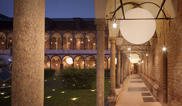 <strong>Panasonic｜パナソニック</strong>　ミラノサローネ2012「Photosynthesis - 光合成 -」　日がしずむにつれ、パビリオンは眠りにつくように徐々に存在感を弱め、今度は回廊や地面に散りばめられたLED照明がキラキラと輝きを増していく