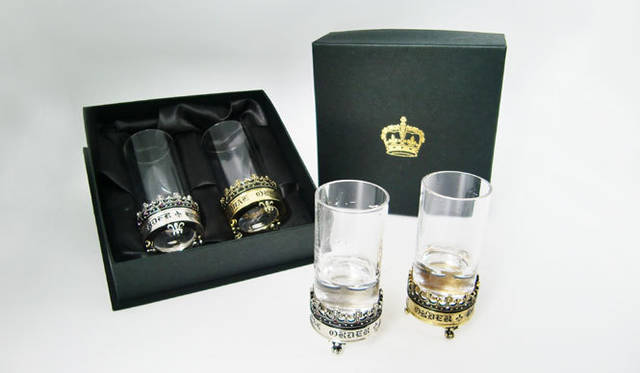 <strong>ROYAL ORDER｜ロイヤルオーダー</strong>　ラグジュアリーな雰囲気ながらも、リーズナブルなプライスはうれしいところ。1セット8925円