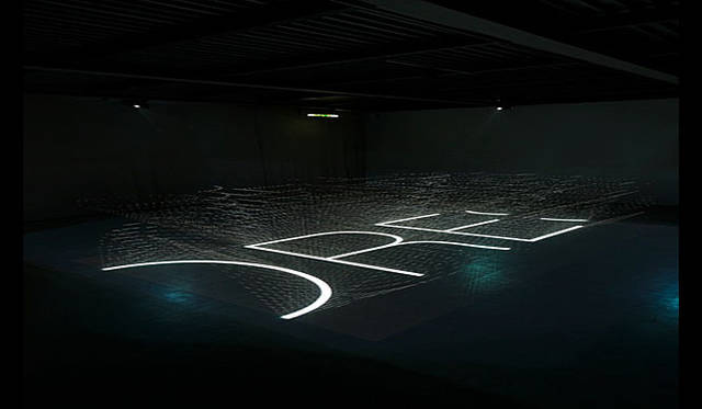 <strong>Canon｜キヤノン</strong>　ミラノサローネ2012「NEOREAL IN THE FOREST」　幅8m、奥行5m、高さ2mの自立する均質な格子状の物体は、直径0.3mmのピアノ線でつくられた、希薄かつ密実な構造