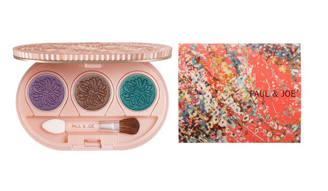 <strong>PAUL&JOE BEAUTE｜ポール＆ジョー ボーテ</strong>　左／＜アイシャドウ＞ポール＆ジョー セレクト アイカラー 1890円、右／＜あぶら取り紙＞ポール＆ジョー ブロッティング ペーパー 2012 420円