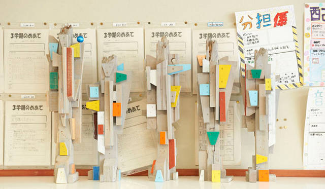 <strong>災害廃棄物処理推進展</strong>　ガレキでつくった卒業記念トロフィー