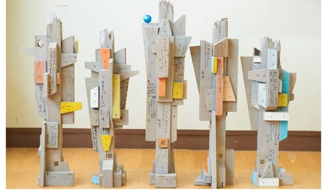 <strong>災害廃棄物処理推進展</strong>　トロフィーには、25人それぞれの思いがつまっている