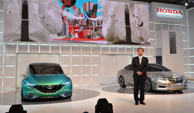 <strong>プレゼンテーションをおこなうHONDA 代表取締役 社長執行役員の伊東孝紳氏</strong>