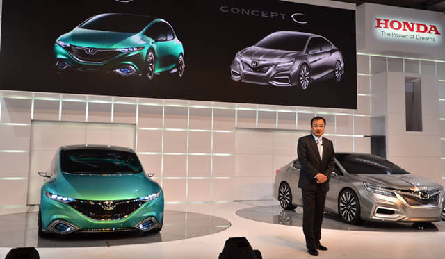 <strong>プレゼンテーションをおこなうHONDA 代表取締役 社長執行役員の伊東孝紳氏</strong>