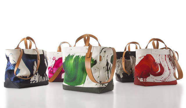 <strong>COACH｜コーチ</strong>　各12万6000円　ネイビー、ピンク、グリーン、オレンジ （※ブラックは日本展開なし）