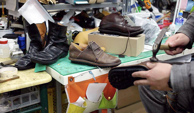 <strong>trippen｜トリッペン</strong>　“とある1日、trippenの修理工房で、1人の職人が作業をしている”　　写真提供：田村友一郎（「Der Bärenhäuter」より）